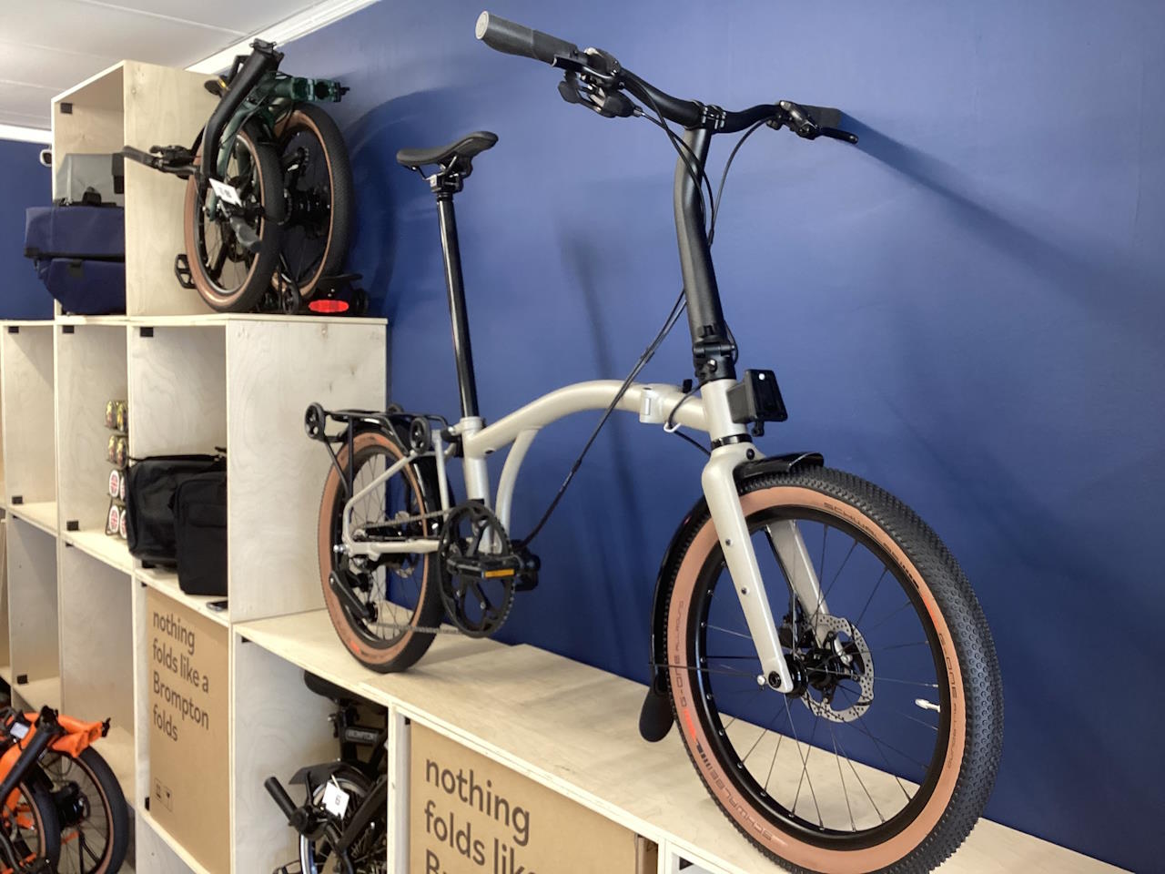 Brompton G Line with Roller Frame Traildust White